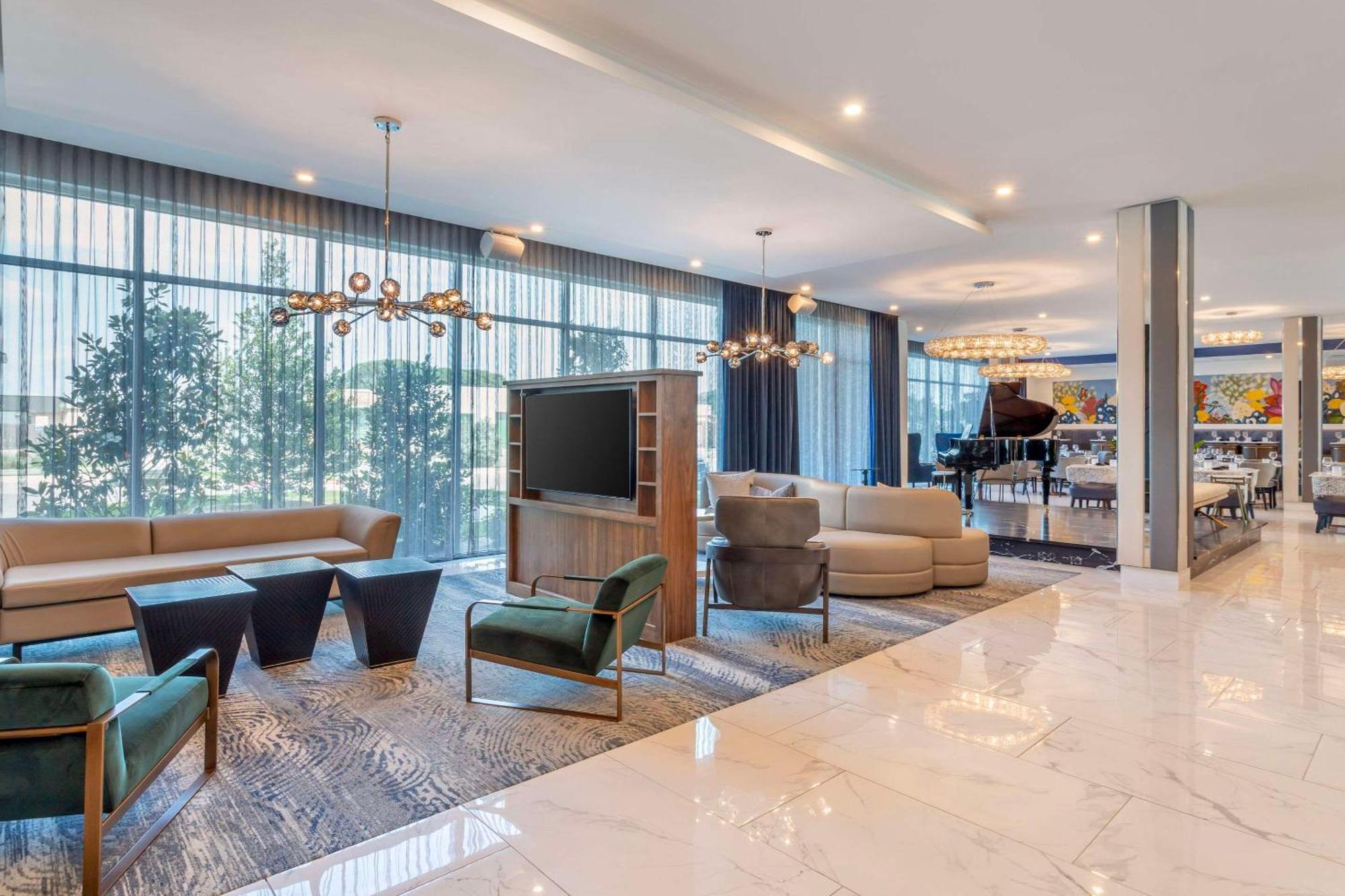 Cambria Riverfront Hotel *