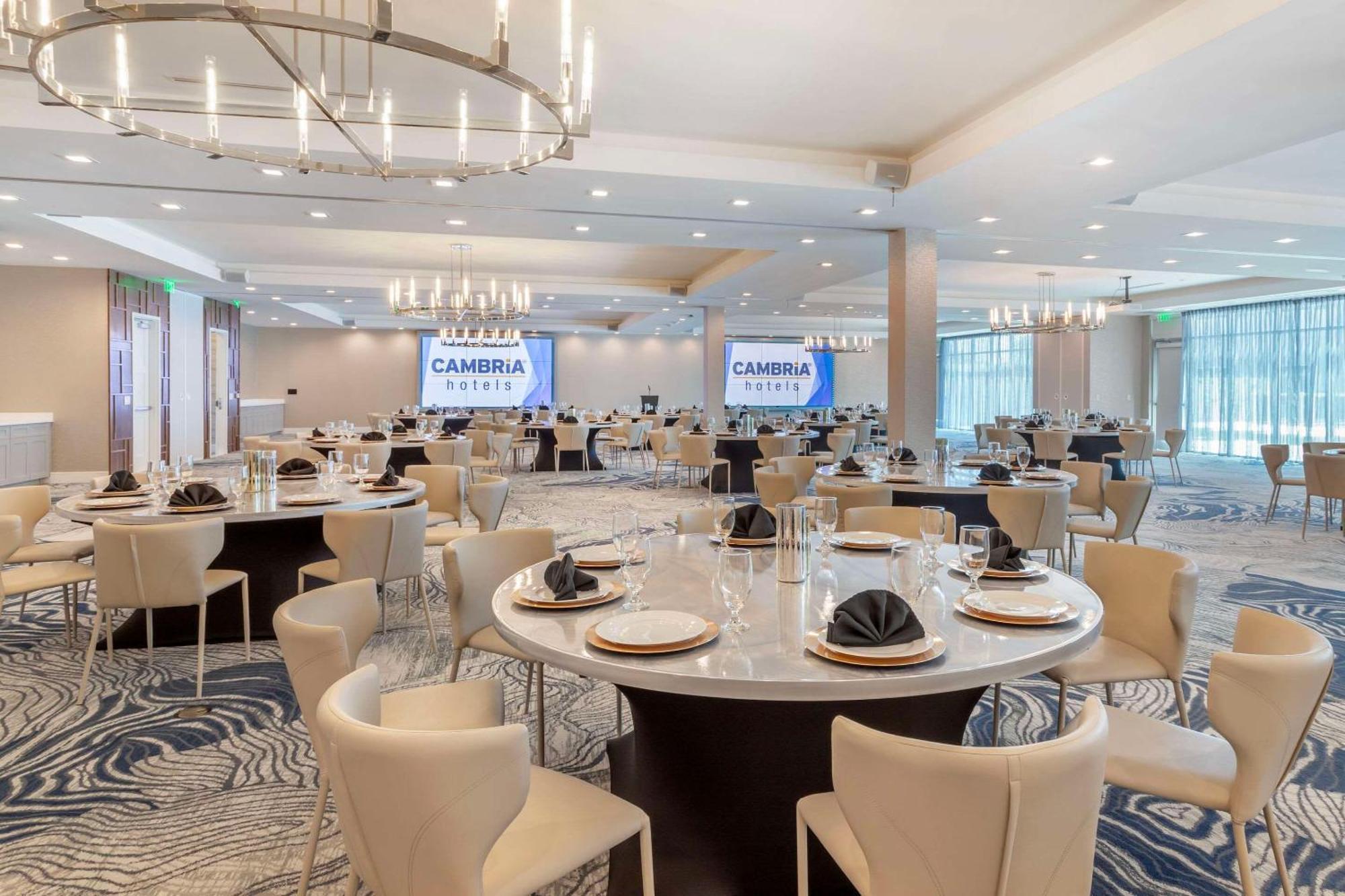 Hotel Cambria Riverfront *