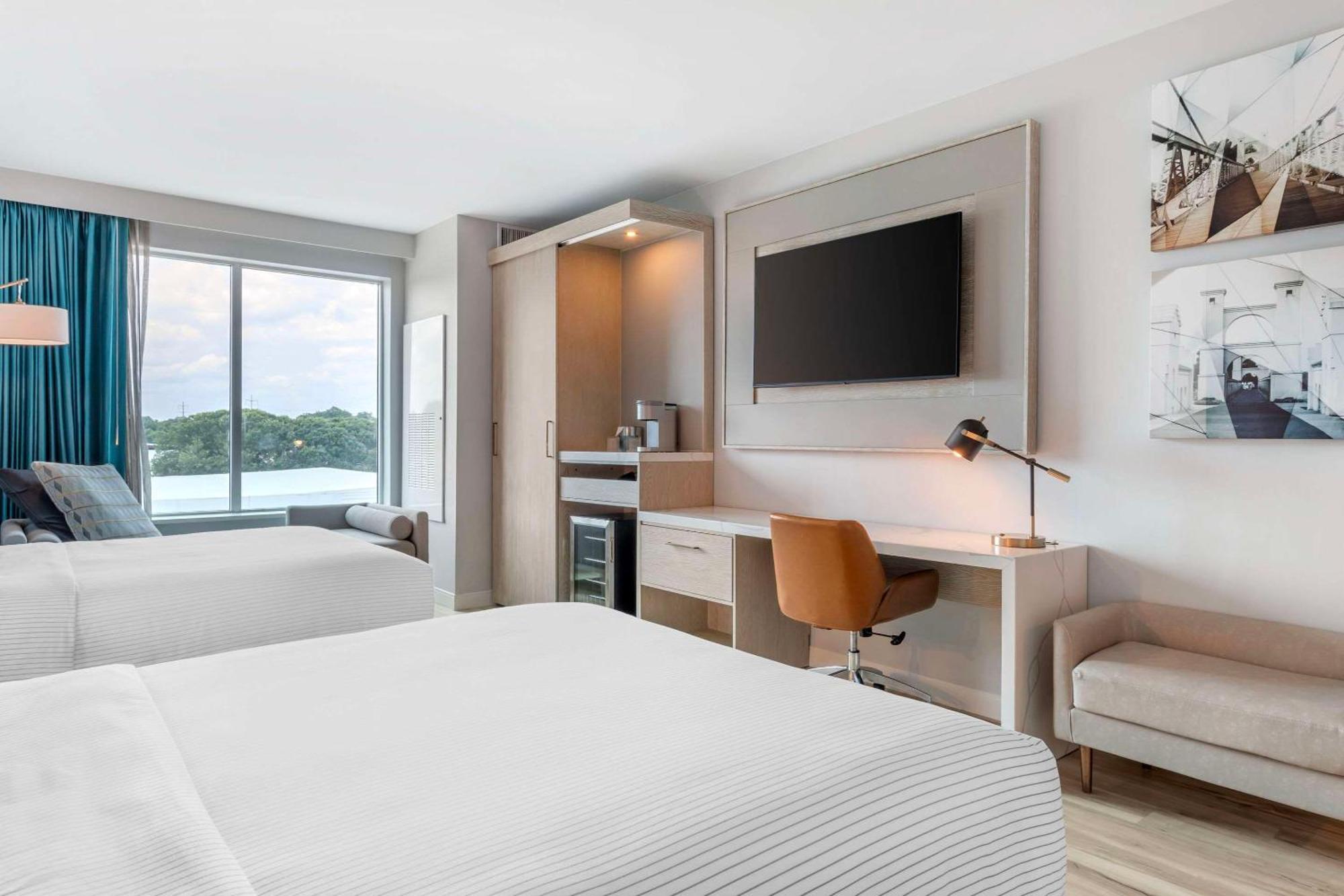 Cambria Riverfront Hotel *