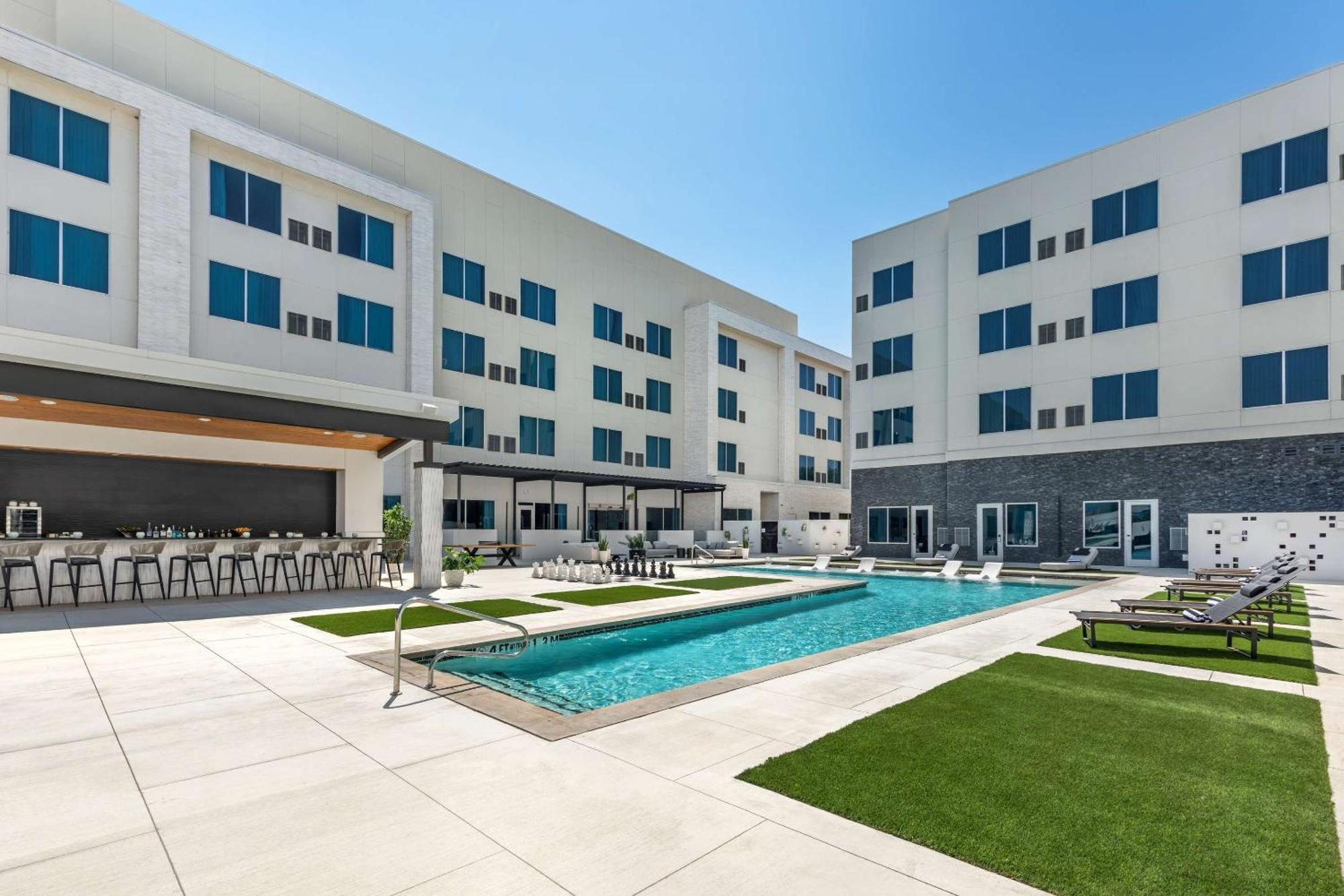 Cambria Riverfront Hotel *