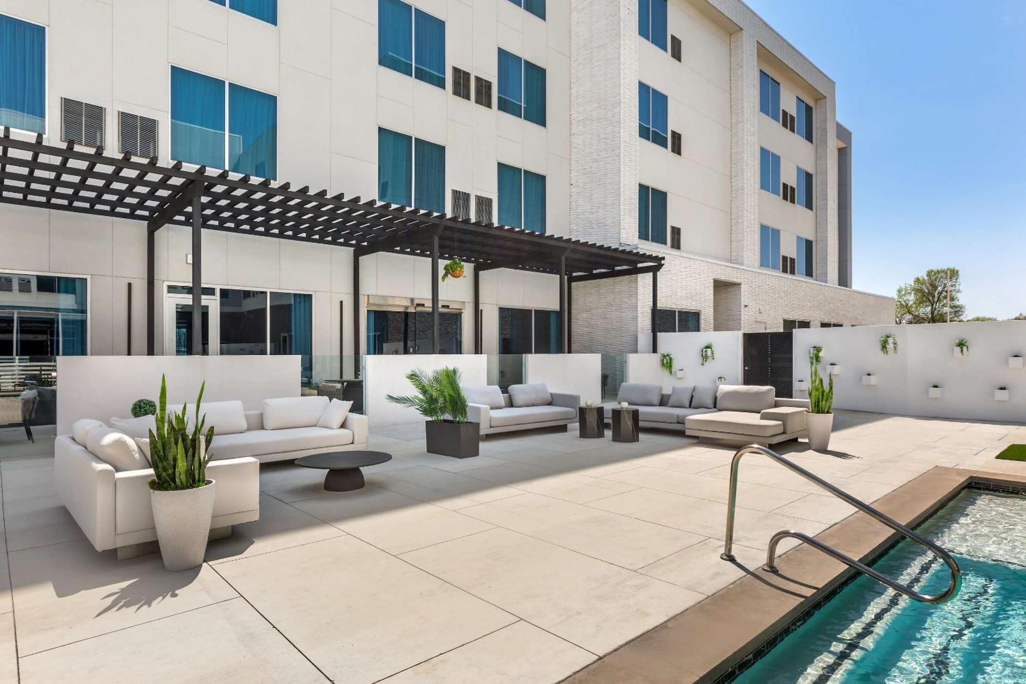 Cambria Riverfront Hotel *