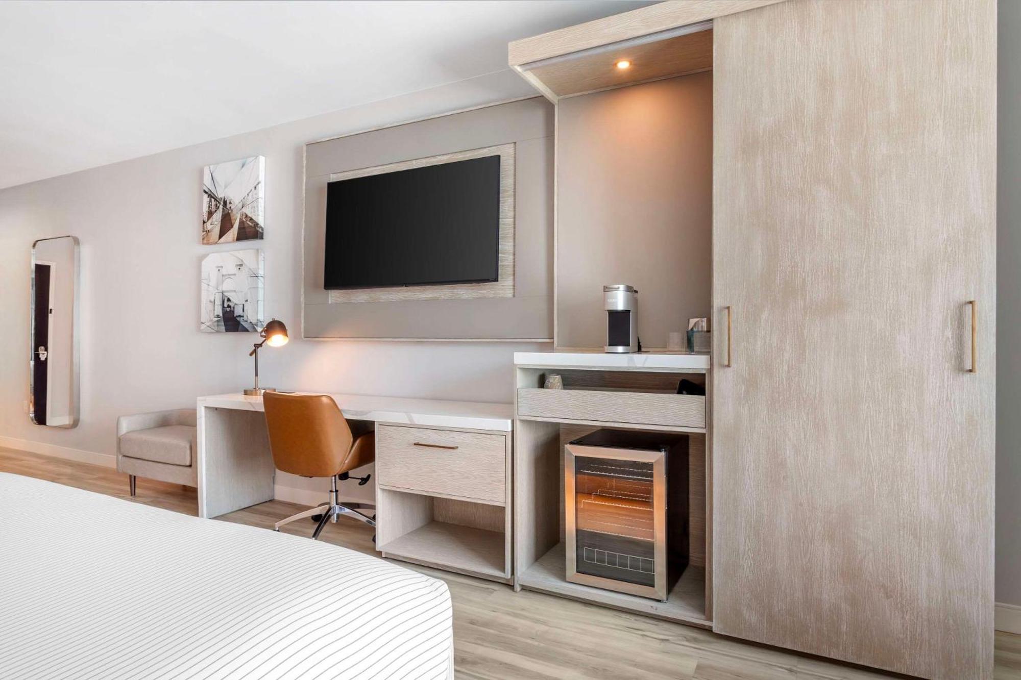 Cambria Riverfront Hotel *